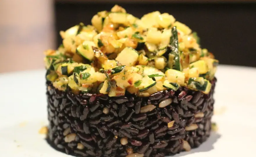 Riso nero con zucchine, la ricetta base e 3 varianti