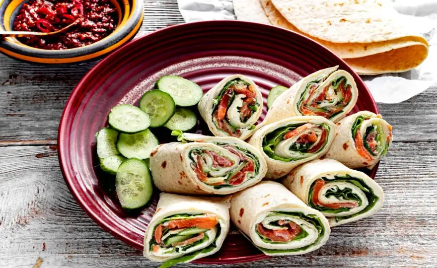 Tortilla z łososiem - jak zrobić, by się nie rozpadała?