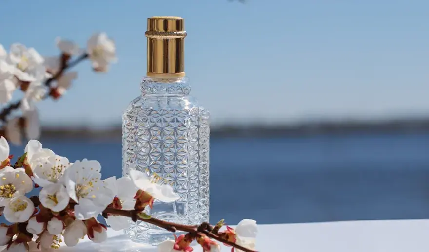 Woda toaletowa czy perfumowana? Która jest trwalsza?
