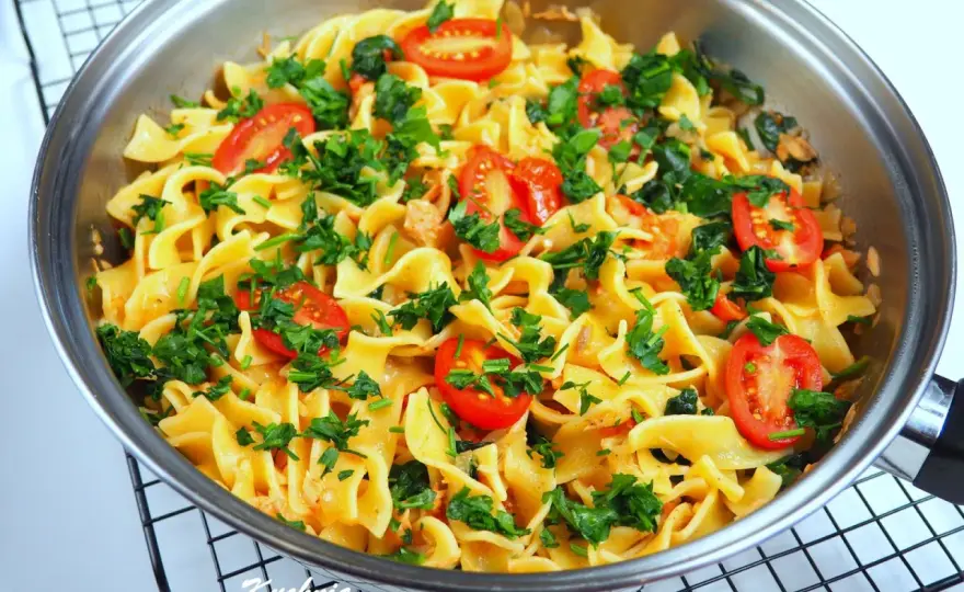 Spaghetti z łososiem i szpinakiem: przepis na sukces w 30 minut