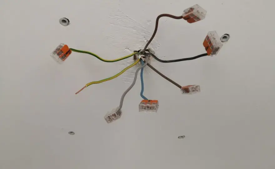 Brązowy przewód w instalacji - Co oznacza? Podłącz lampę bezpiecznie!