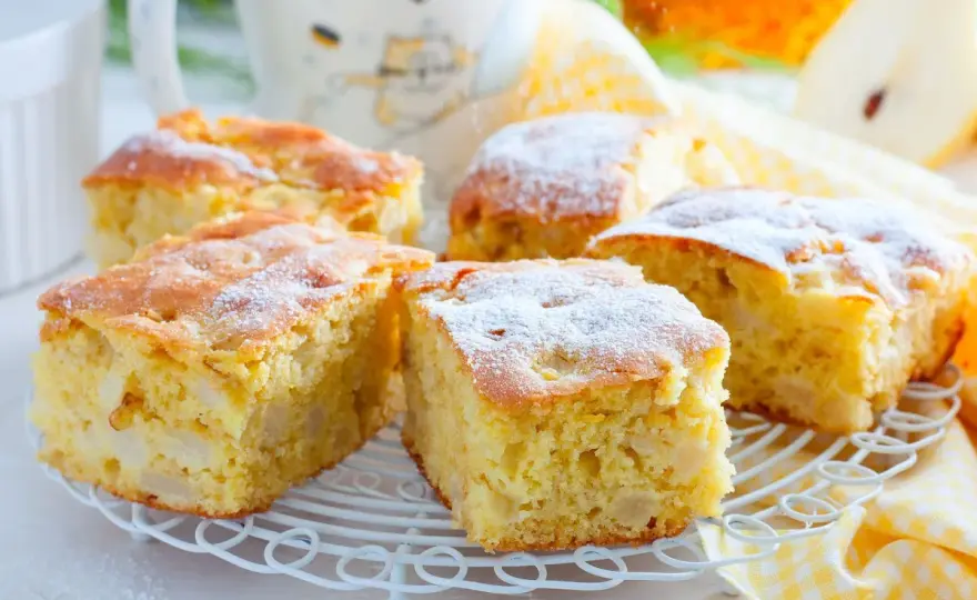 Wilgotne ciasto z jabłkami z jednej miski - Jak uniknąć zakalca?