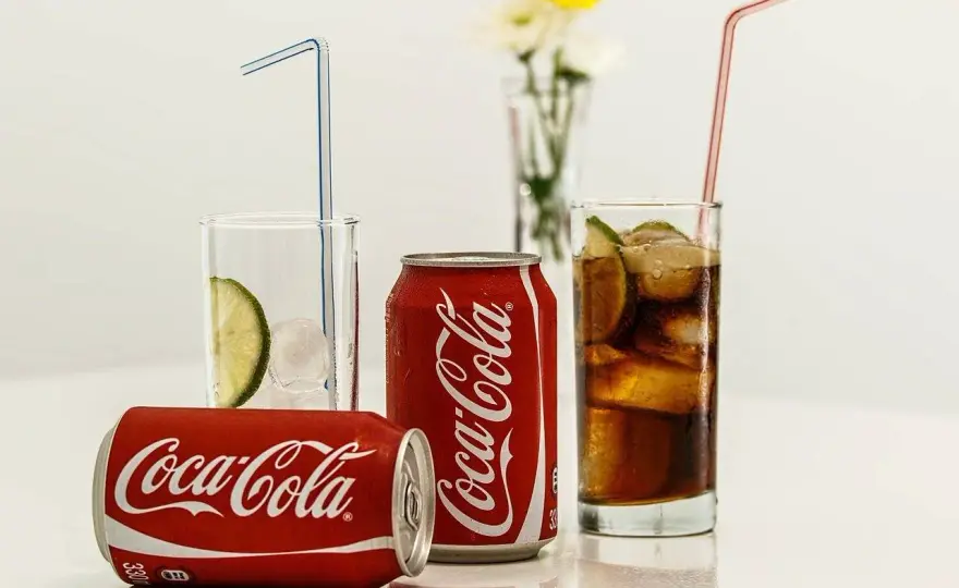 Ile kalorii ma Coca-Cola - Sprawdź puszki, butelki i wersję Zero