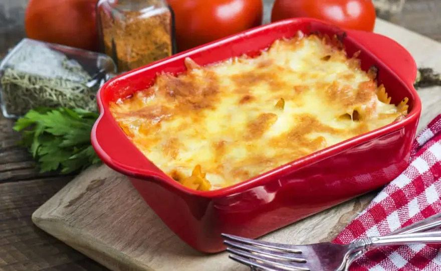 Lasaña de atún casera - cremosa, fácil y bien gratinada