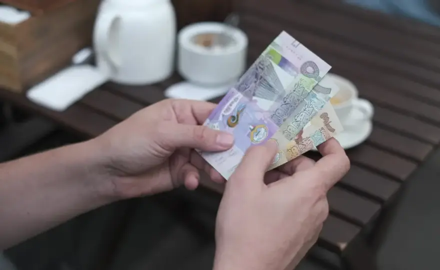 Najdroższa waluta świata - Czy to naprawdę dinar kuwejcki?