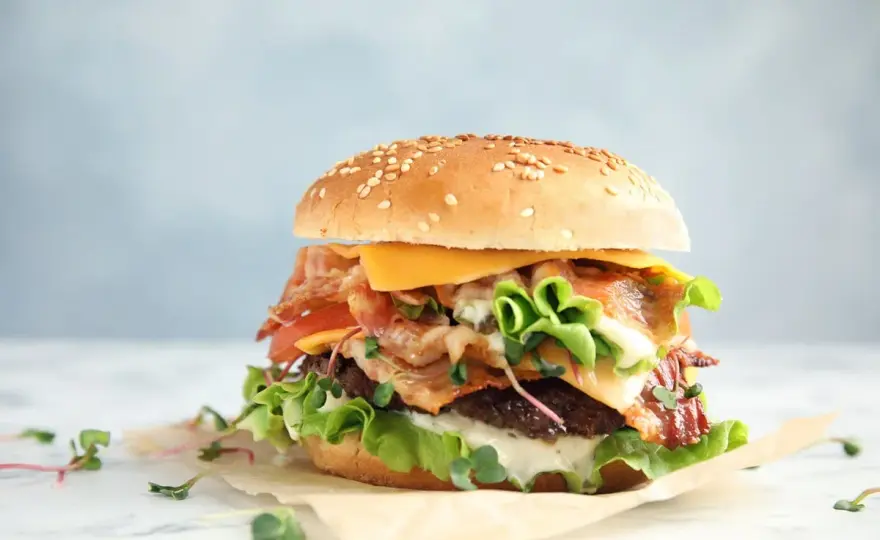 Ile kalorii ma burger? Sprawdź fakty i poznaj zdrowsze wersje