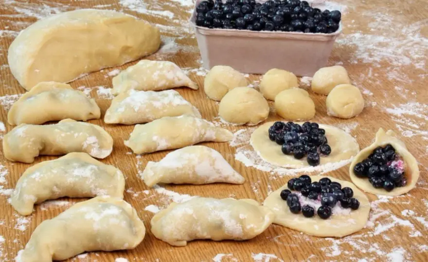 Jak zrobić idealne pierogi z jagodami? Prosty przepis krok po kroku