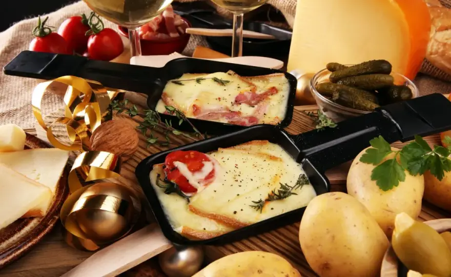 Comment présenter une raclette pour des invités ?