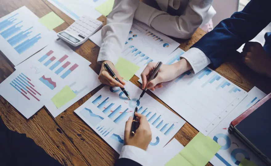 Strategia sprzedaży - praktyczny wzór z ICP, KPI i kanałami