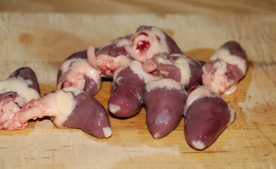 Jak oczyścić serca drobiowe? Prosty przewodnik krok po kroku