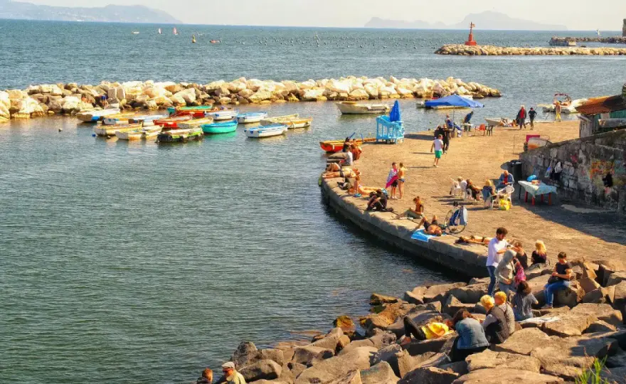 Neapol plaża - Gdzie naprawdę warto iść nad wodę?