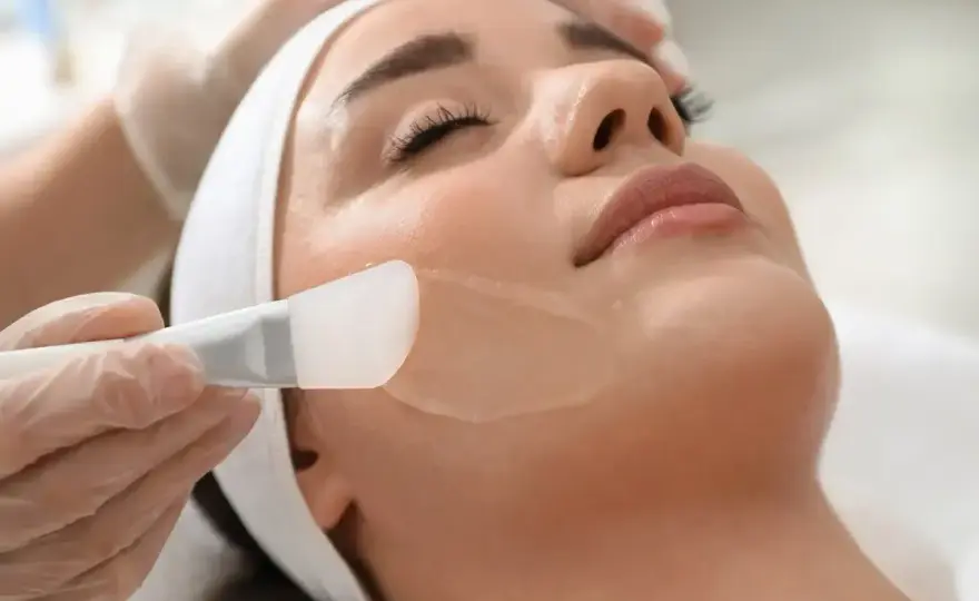 Peeling twarzy krok po kroku - Jak uniknąć błędów i podrażnień?