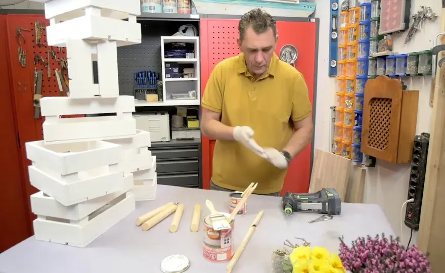 Kwietnik ze skrzynki DIY: Stwórz go krok po kroku i ciesz się latami!