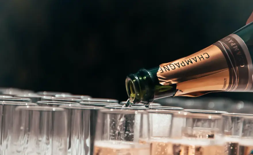 Dlaczego Prosecco jest tańsze od Szampana? Kluczowe różnice