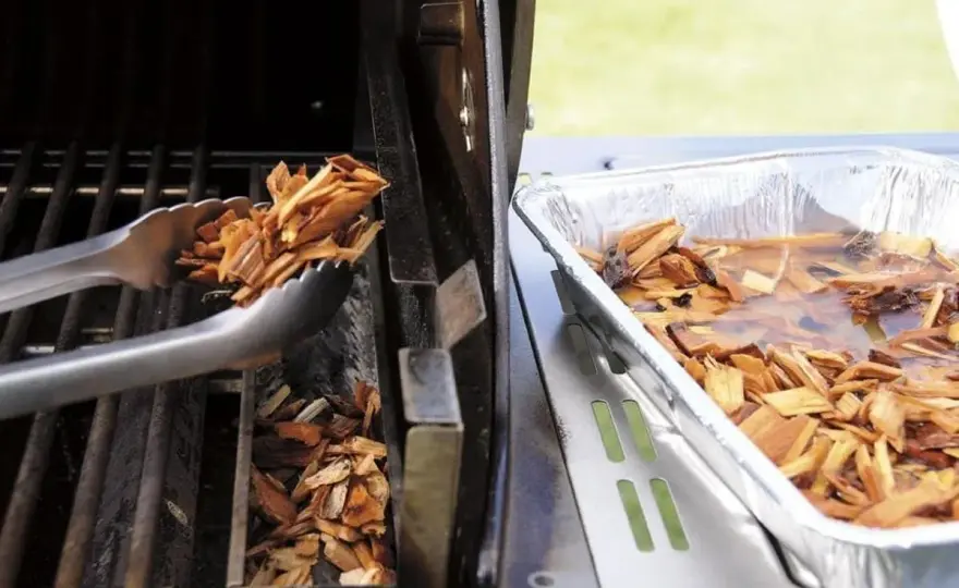Bois dans un barbecue Weber - Le guide complet pour fumer