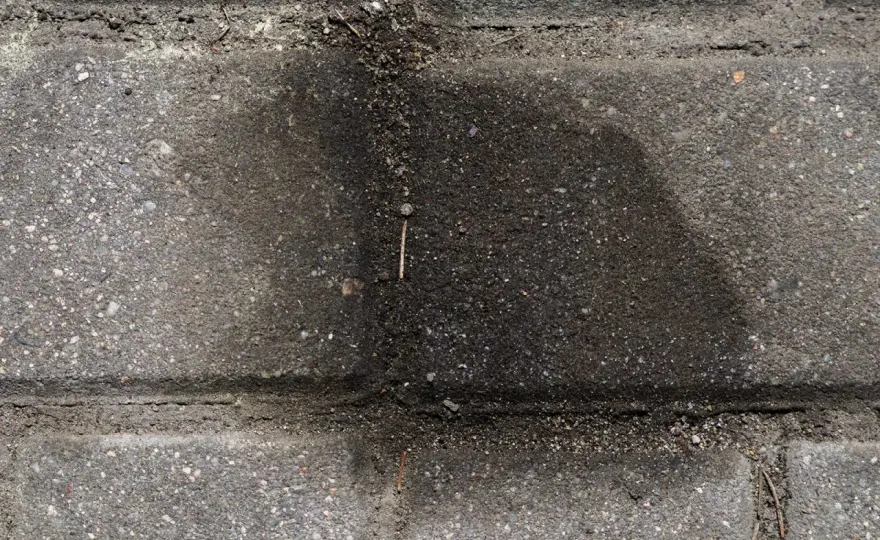 Jak usunąć stare plamy oleju z kostki brukowej?
