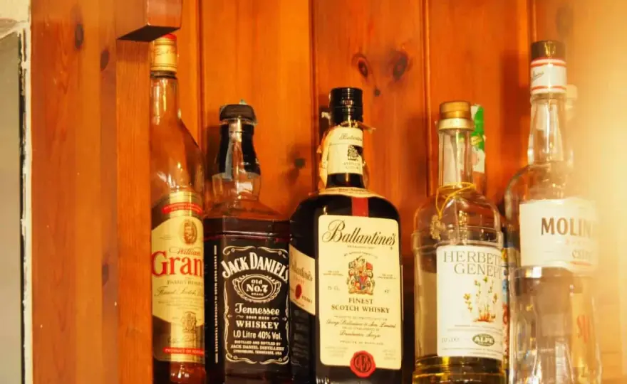 Czy zepsuta whisky jest groźna? Jak rozpoznać i przechowywać