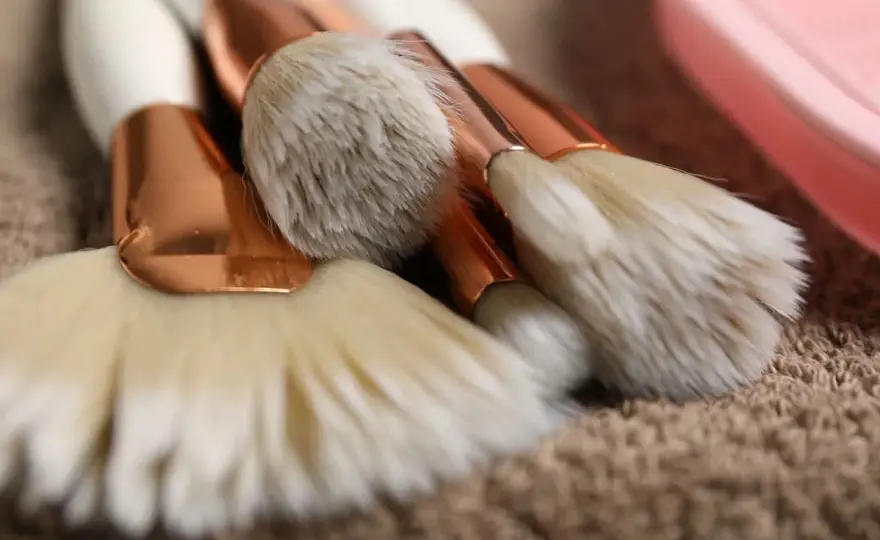 Cómo limpiar brochas de maquillaje y mantenerlas como nuevas