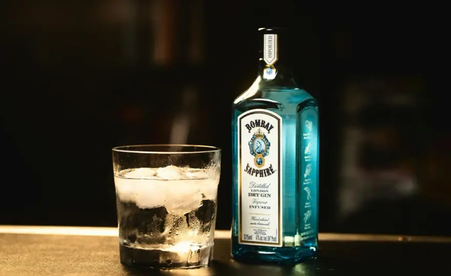 Dlaczego tani tonik niszczy drogi gin? Poznaj sekret idealnego G&T