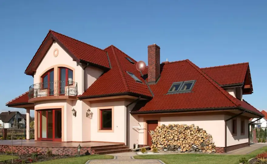 Jaka elewacja do bordowego dachu: 5 najlepszych kolorów i inspiracji