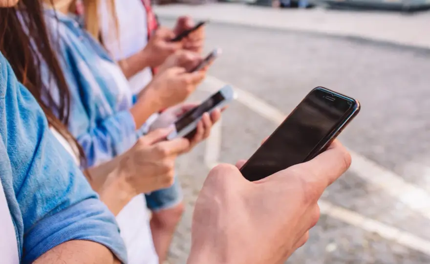 Globalne trendy w branży platform rozrywkowych online i ich wpływ na rynek polski