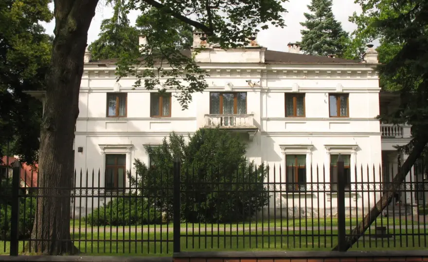 Dom Aktora w Skolimowie zdjęcia – zobacz jego wyjątkową architekturę i historię