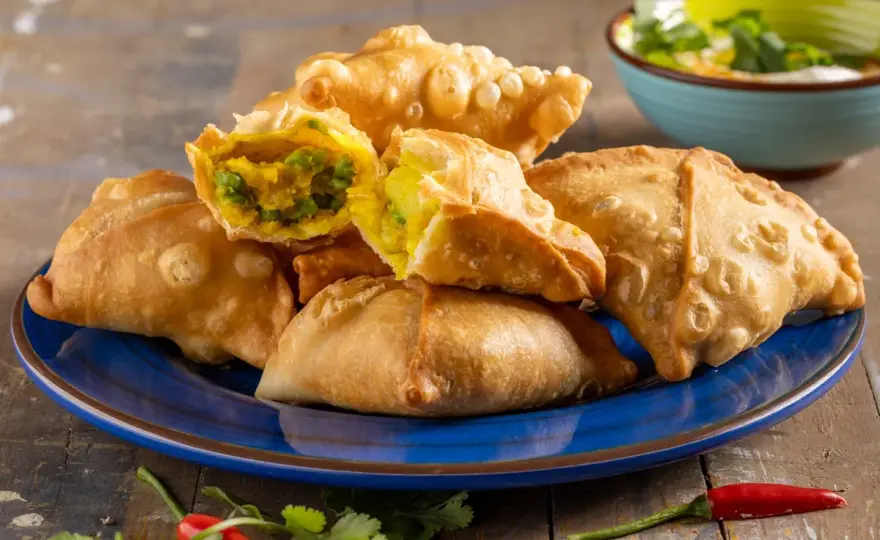 Samosa al forno con patate e piselli, croccanti e dorate