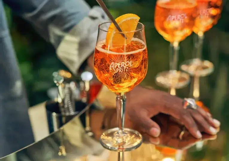 Aperol Spritz drink - przepis na idealny letni koktajl, który zachwyca