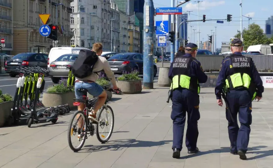 Straż miejska na osiedlu: kiedy mandat za parkowanie jest legalny?