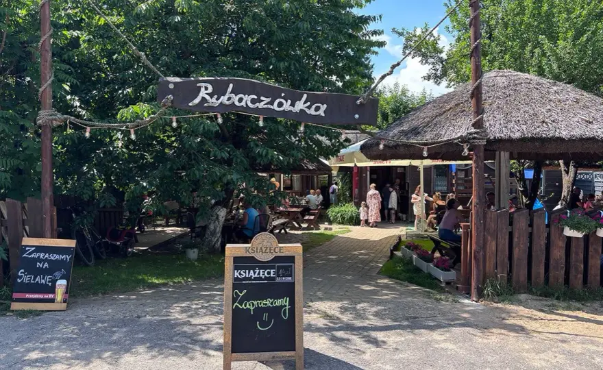 Rybaczówka w Ostrzycach - gdzie zjeść rybę i przenocować nad jeziorem