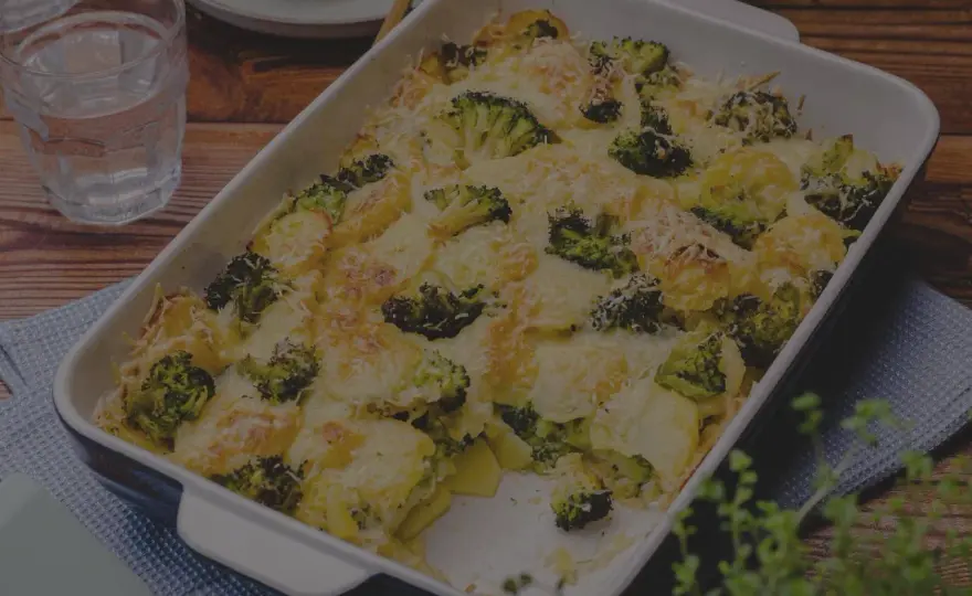 Brokkoli-Auflauf perfekt zubereiten - So bleibt das Gemüse bissfest und die Sauce cremig. Entdecken Sie Tipps für die ideale Kruste und leckere Varianten!