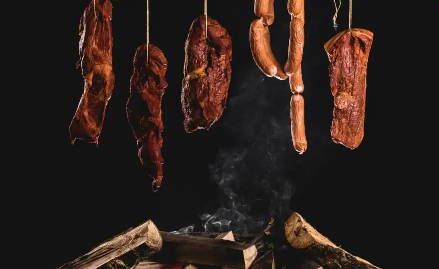 Najlepsze drewno do wędzenia kiełbasy: Smak i aromat jak u mistrza