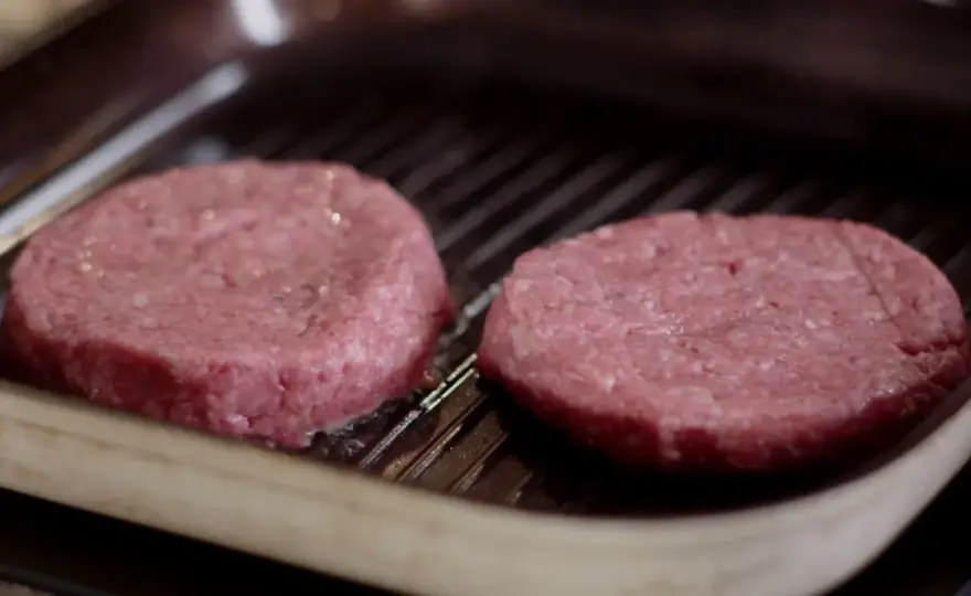 Jak usmażyć idealnego burgera? Sekret soczystego mięsa krok po kroku