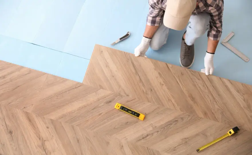 Jak kłaść panele laminowane i winylowe bez błędów