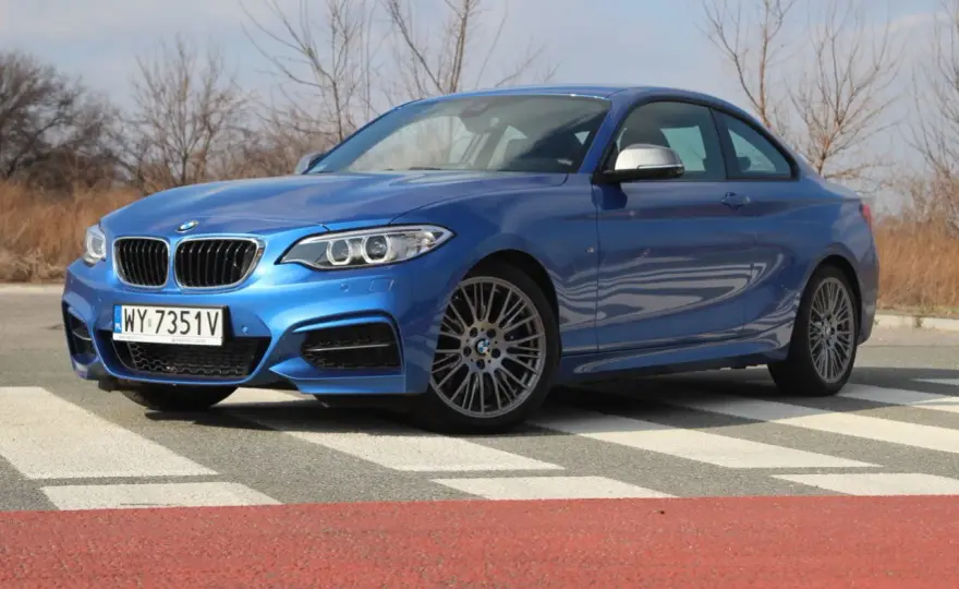 BMW 235i - R6 czy R4? Poznaj różnice i dowiedz się, co wybrać