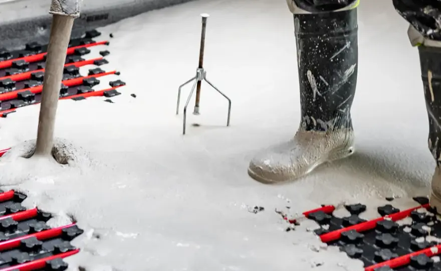 Ile schnie wylewka anhydrytowa? Poznaj kluczowe czynniki wpływające na czas schnięcia