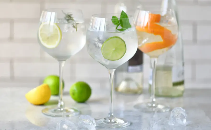 Jak przygotować pyszne drinki z Becherovką i zaskoczyć gości