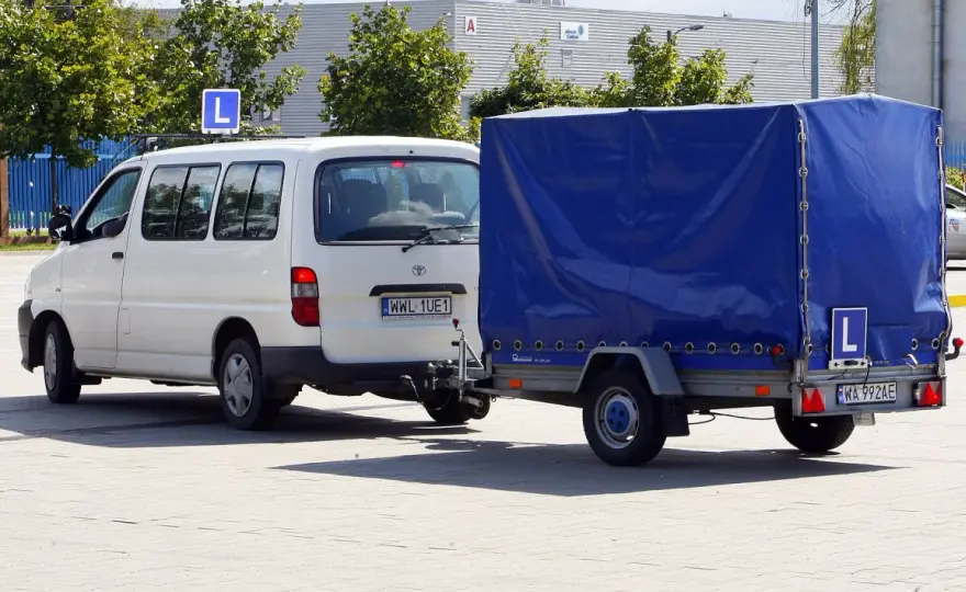 Ile naprawdę kosztuje prawo jazdy na przyczepę? Sprawdź wszystkie koszty!