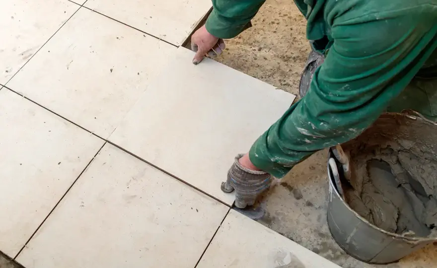 Układanie płyt na piasku: Poradnik krok po kroku Jak zrobić to samemu?