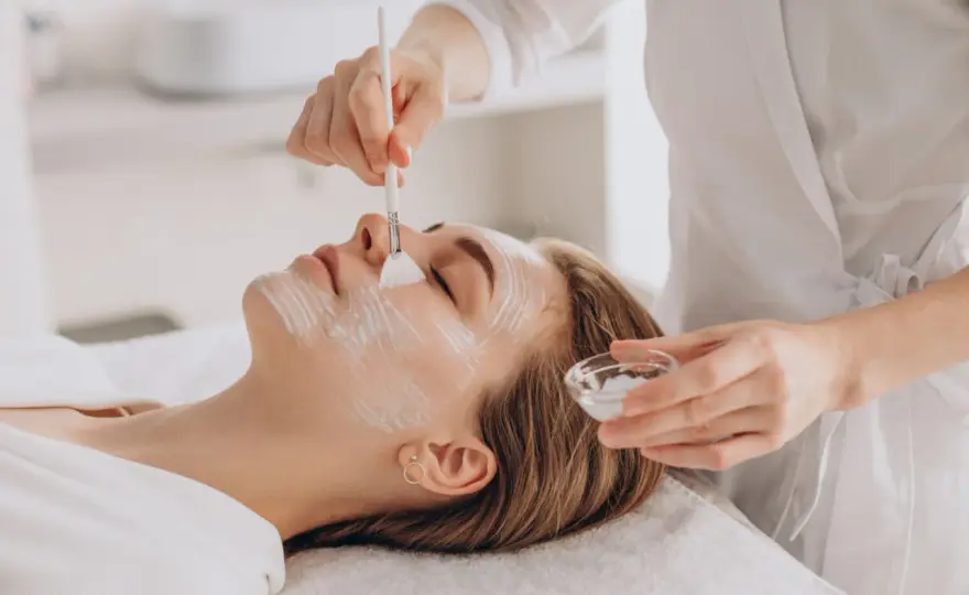 Peeling enzymatyczny w ciąży - jak używać go bezpiecznie?
