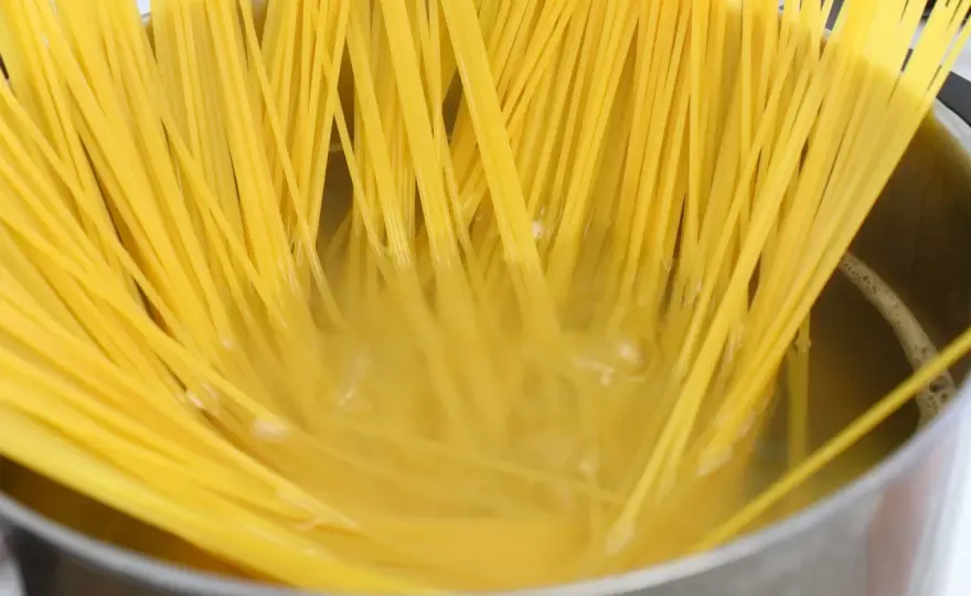 Ile soli do makaronu? Sekret smaku "al dente" i idealnego sosu