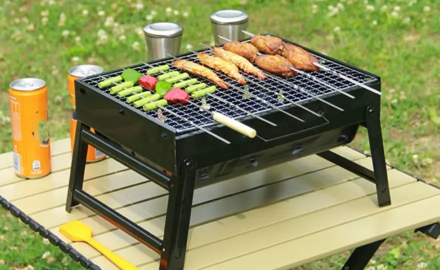 Grill turystyczny: Jaki wybrać na balkon, działkę, kemping?