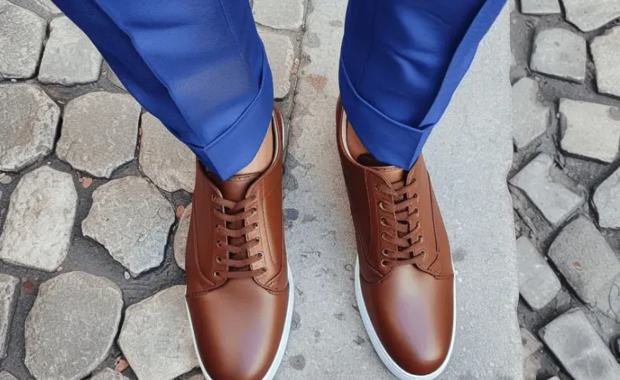Traje azul y zapatos: ¿Negro, marrón o burdeos? Elige tu estilo