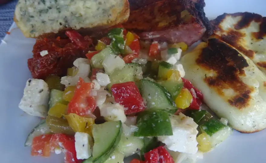 Paprika-Gurken-Salat mit Feta - So bleibt er knackig und nie wässrig