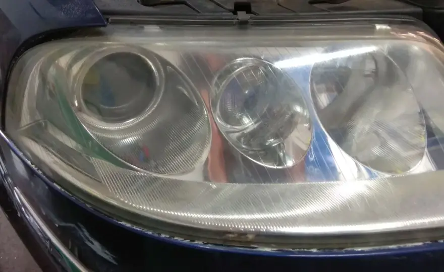 Jak polerować lampy w aucie, aby uniknąć zmatowienia i poprawić widoczność