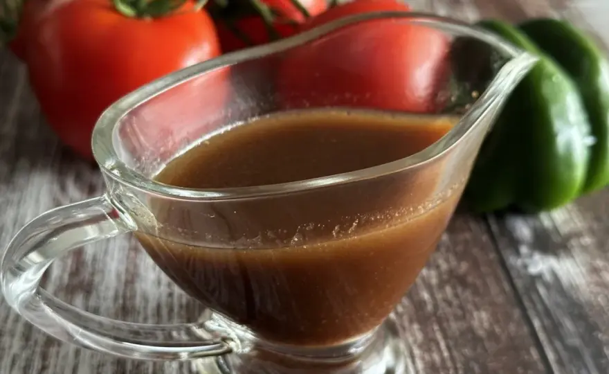 Szybki przepis na sos balsamiczny do sałatek, który zachwyca smakiem