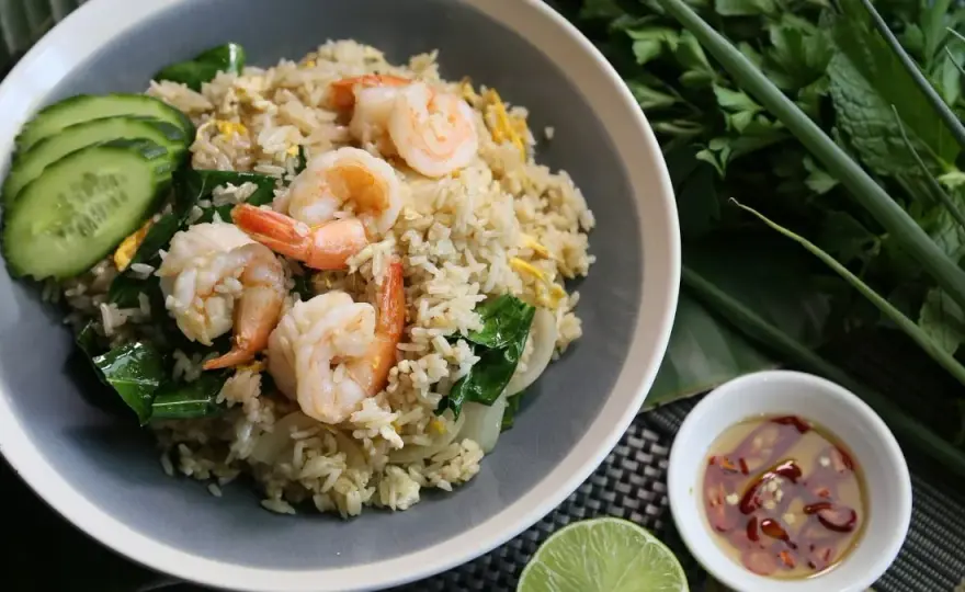 Receta fácil de arroz tres delicias con gambas que sorprende