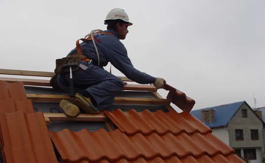 Jak ułożyć dachówkę ceramiczną samodzielnie: kompletna instrukcja montażu