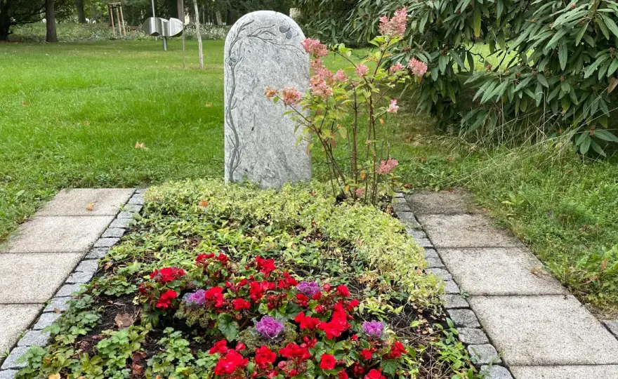 Dauerhafte Grabgestaltung mit robusten Pflanzen