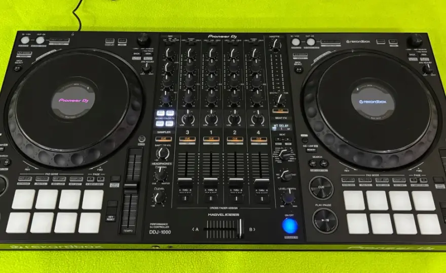 Koszt sprzętu DJ: Od 1000 zł na start do pro zestawu planuj mądrze!